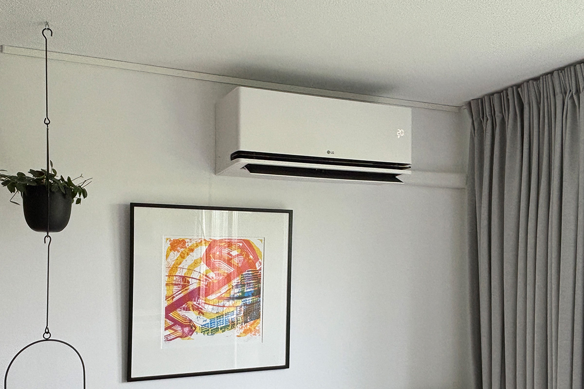 LG binnenunit woonkamer boven radiator met kunstwerk – Tilburg.jpg