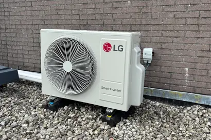 Buitendeel op plat dak met trillingsdempers.jpg