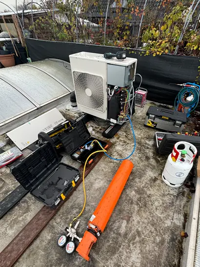 afpersen-multisplit-installatie-open-buitenunit-gereedschap.jpg