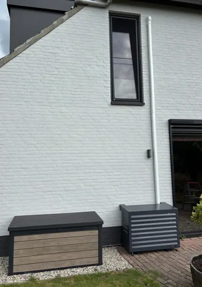 Qventi airco cover in antraciet, passend bij gevel – Oirschot.jpg