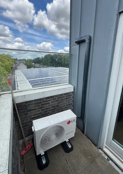 LG buitenunit op dak met nette leidingafwerking – Tilburg.jpg