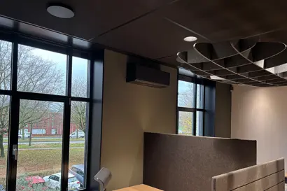 strak-afgewerkte-airco-installatie-zakelijke-omgeving-zijaanzicht.jpg