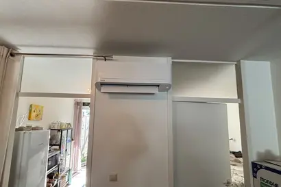Toshiba Seiya binnenunit op muurtje tussen keuken en slaapkamer – Goirle.jpg