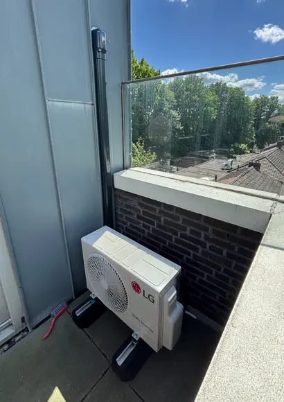 LG buitenunit op dakterras met strakke leidingafwerking – Tilburg.jpg
