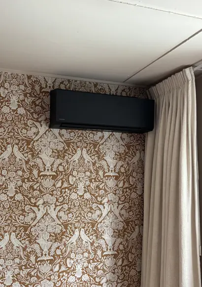 Stijlvolle zwarte Kazumi binnendeel geïntegreerd in interieur.jpg
