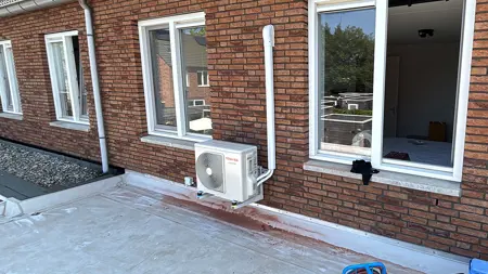 Buitendeel Toshiba Seiya op plat dak – stille werking en energiezuinig.jpg