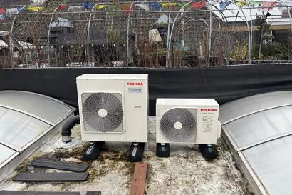 airco-installatie-2-buitenunits-dak-voor-4-ruimtes.jpg