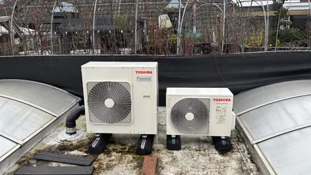 airco-installatie-2-buitenunits-dak-voor-4-ruimtes.jpg