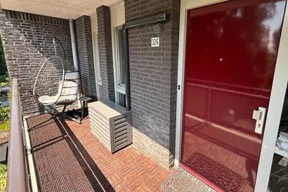 Airco buitenunit in grijze Evolar omkasting bij voordeur – Tilburg.jpg