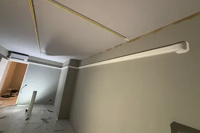 witte-afwerkgoot-binnen-beddenwinkel-morgana.jpg .jpg