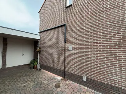 jongen-gootafwerking-inaba denko antraciet.JPG