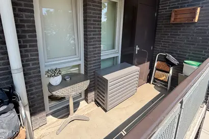 Airco buitenunit met Evolar omkasting op galerij – Tilburg.jpg
