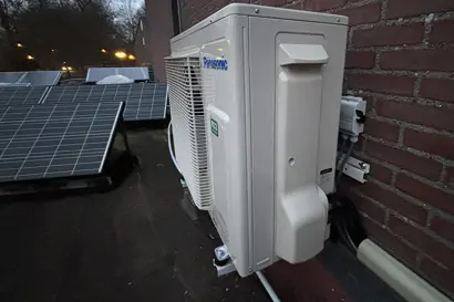 airco-buitenunit-met-zonnepanelen-duurzame-installatie.jpg .jpg