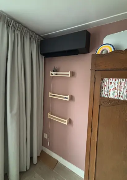 Zwarte Kazumi airco als designaccent bij raam en gordijnen.jpg