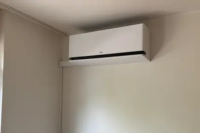 LG binnenunit slaapkamer boven radiator – Tilburg.jpg