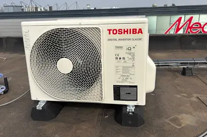 toshiba-buitenunit-dak-beddenwinkel-met-mediamarkt-op-achtergrond.jpg .jpg