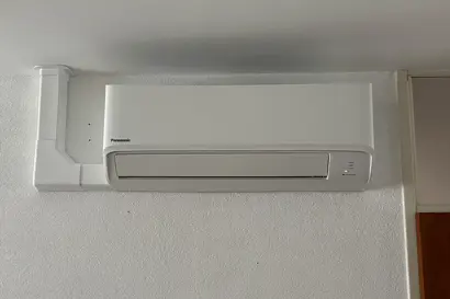 airco-binnenunit-woonkamer-met-condenspomp-installatie.jpg