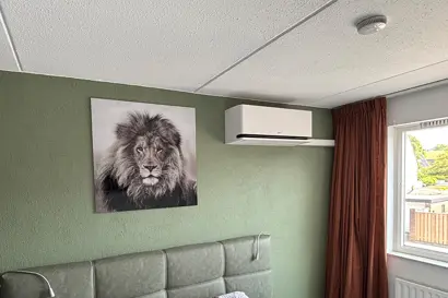 LG binnenunit slaapkamer groene wand met schilderij – Tilburg.jpg