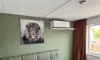 LG binnenunit slaapkamer groene wand met schilderij – Tilburg.jpg