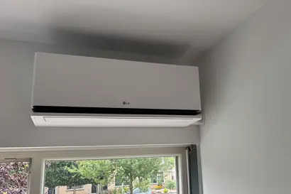 Binnenunit stijlvol boven raam gemonteerd.jpg