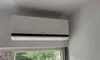 Binnenunit stijlvol boven raam gemonteerd.jpg