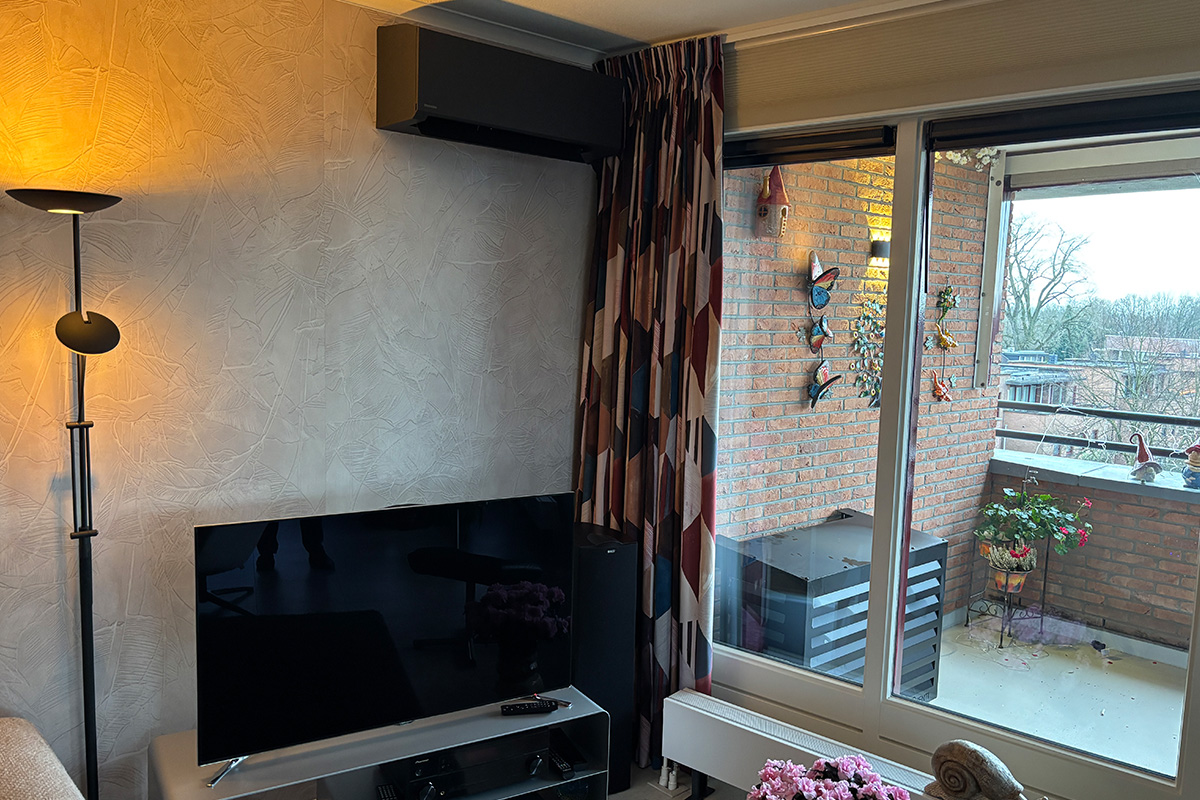 kazumi-black-binnenunit-appartement-buitenunit-met-antraciet-cover.jpg .jpg