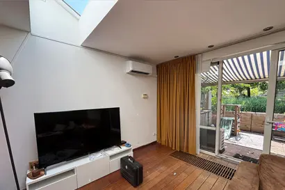 Woonkamer met Toshiba binnenunit naast schuifpui.jpg