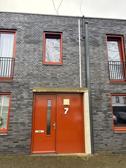 voorgevel-airco-goot-installatie-zwart-op-zwart.jpg