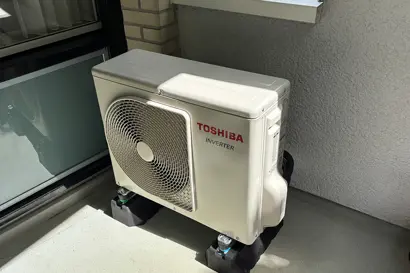 Buitenunit op balkon met trillingsdempers.jpg