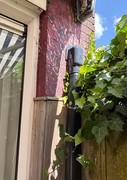 Aansluitpunt elektra en leidingwerk in hoekgevel.jpg