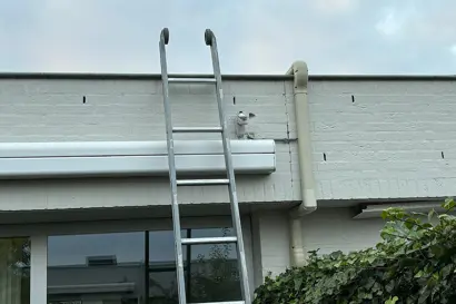 gootafwerking-airco-ivoorwit-met-eindkap-richting-dak.jpg .jpg