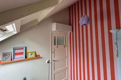 Strakke plaatsing van witte Kazumi unit boven deur.jpg