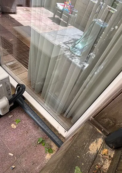 Doorvoer leidingwerk bij schuifpui afgewerkt met nette aansluiting.jpg