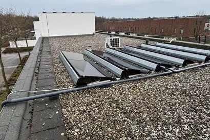lg-buitenunit-dakinstallatie-met-zonnepanelen-danielle.jpg .jpg