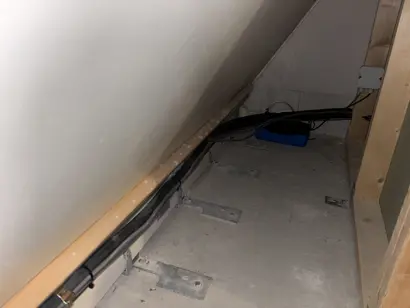 jongeneel-leidingroute-onopvallend in knieschot.JPG